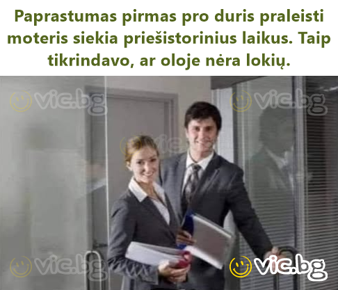 Paprastumas pirmas pro duris praleisti moteris siekia priešistorinius laikus. Taip tikrindavo, ar oloje nėra lokių.