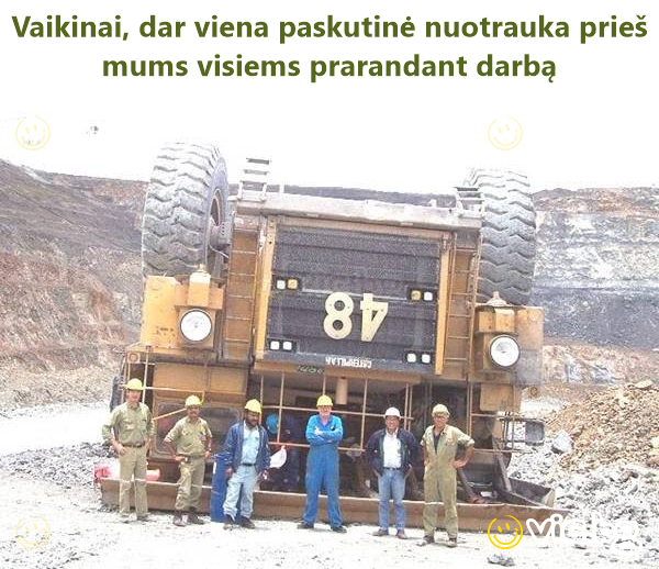 Vaikinai, dar viena paskutinė nuotrauka prieš mums visiems prarandant darbą