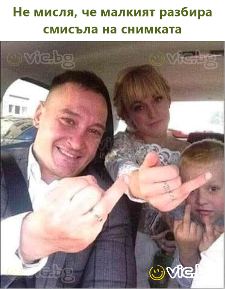 Мальчик не совсем понял концепцию фотографии