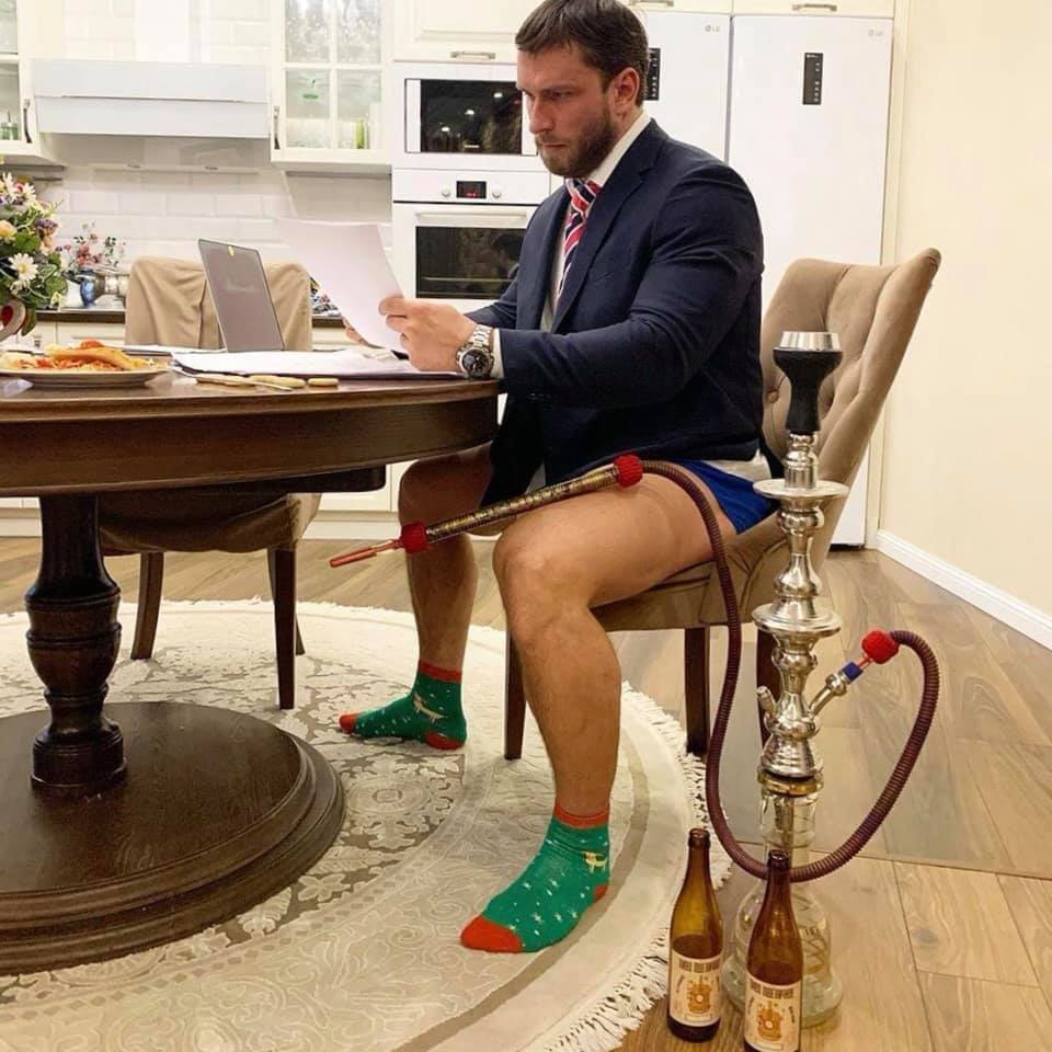 Депутат у дома