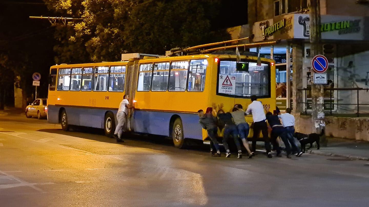 Само в България хората транспортират автобусите, а не обратно