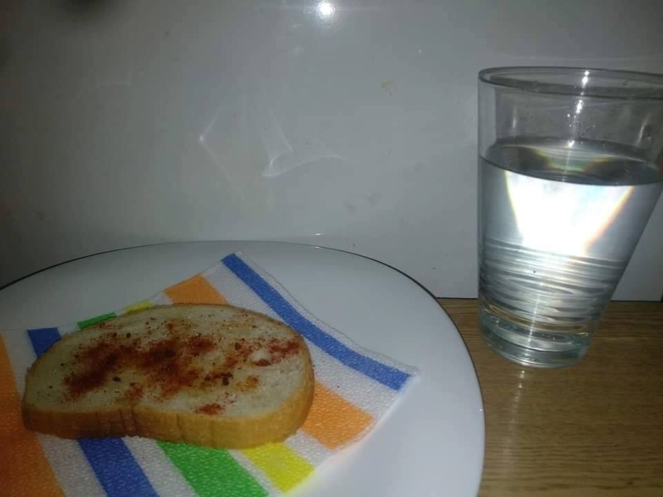 Трети опит за мастър шеф Хлебен слайс със cok от пресовани слънчогледови семки и деструктиран червен пипер. За напитка имаме наливен микс съставен от 2 части водород и 1 част кислород.