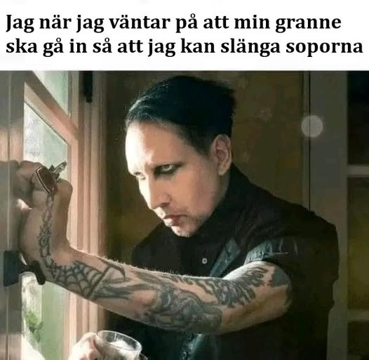 Jag när jag väntar pa att min granne ska gà in sả att jag kan slänga soporna